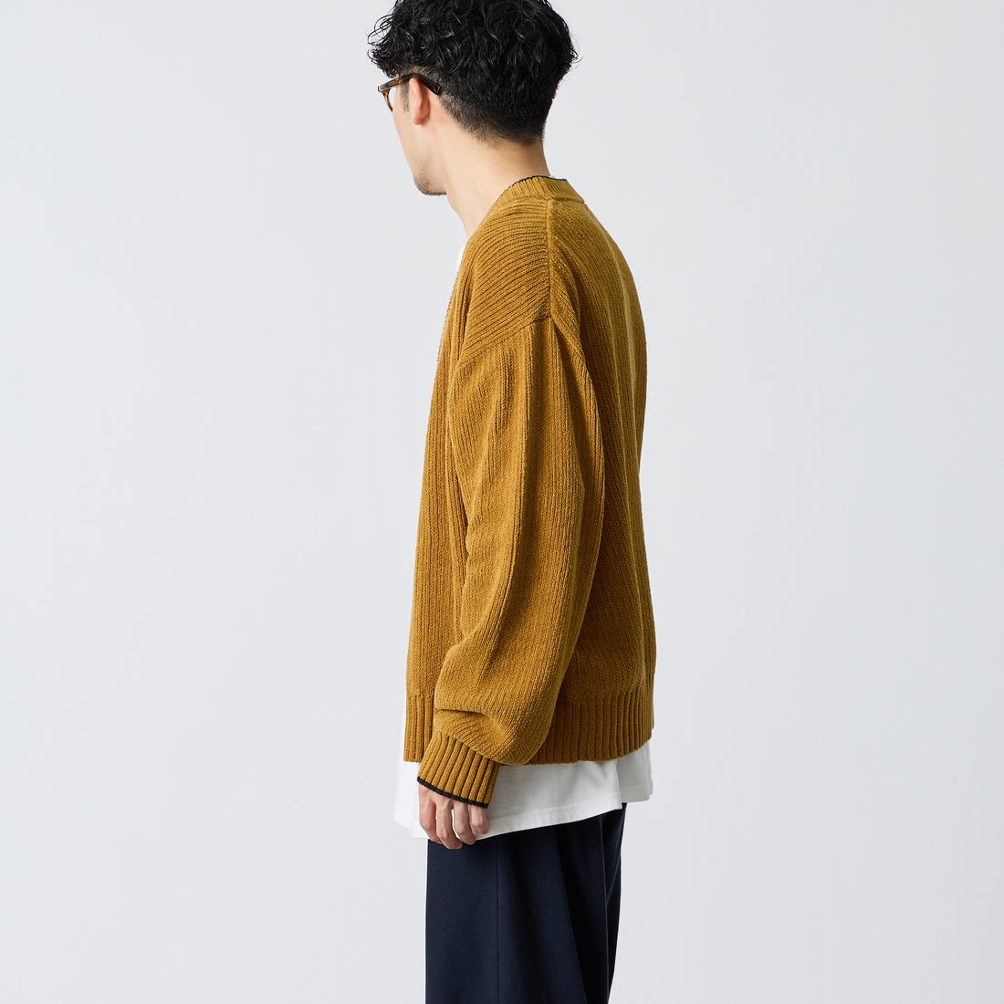 FRED PERRY [フレッドペリー] 別注 ワンポイントロゴ刺繍 Vネックモールニットカーディガン [FPM-26A-006JF] DARK CARAM &&モデル身長：168cm 着用サイズ：L&&