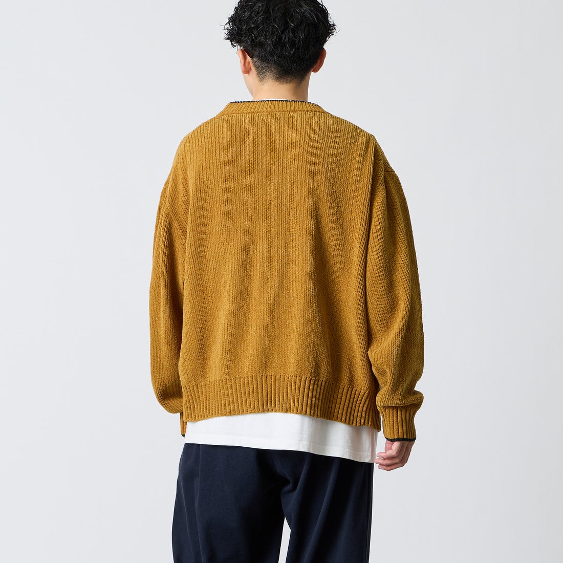 FRED PERRY [フレッドペリー] 別注 ワンポイントロゴ刺繍 Vネックモールニットカーディガン [FPM-26A-006JF] DARK CARAM &&モデル身長：168cm 着用サイズ：L&&