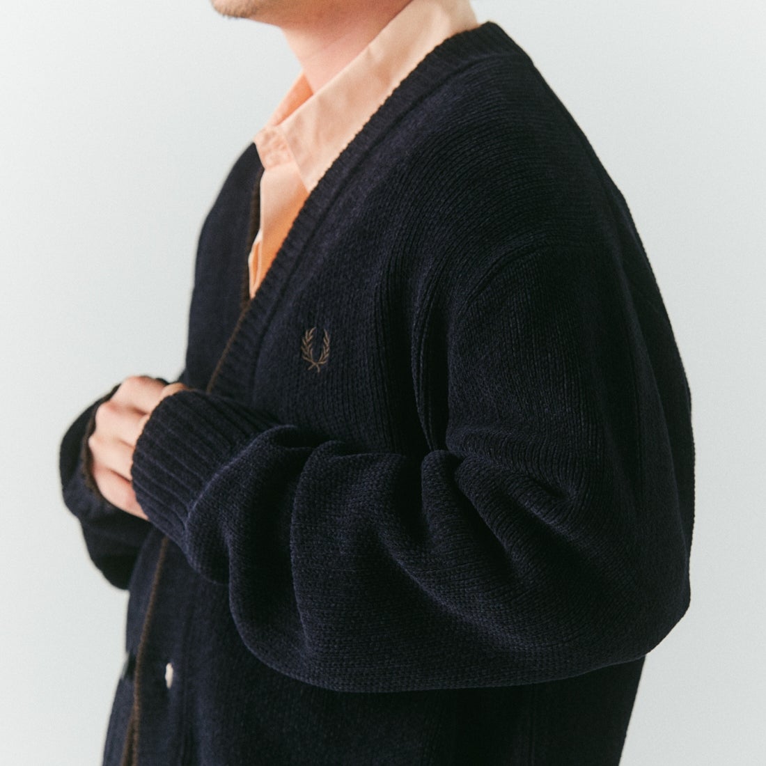 FRED PERRY [フレッドペリー] 別注 ワンポイントロゴ刺繍 Vネックモールニットカーディガン [FPM-26A-006JF] NAVY/RICH