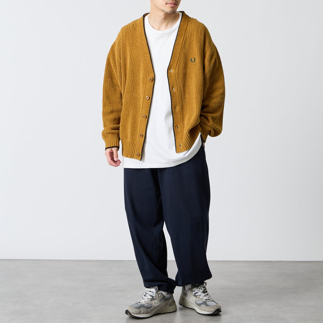 FRED PERRY [フレッドペリー] 別注 ワンポイントロゴ刺繍 Vネックモールニットカーディガン [FPM-26A-006JF] DARK CARAM &&モデル身長：168cm 着用サイズ：L&&