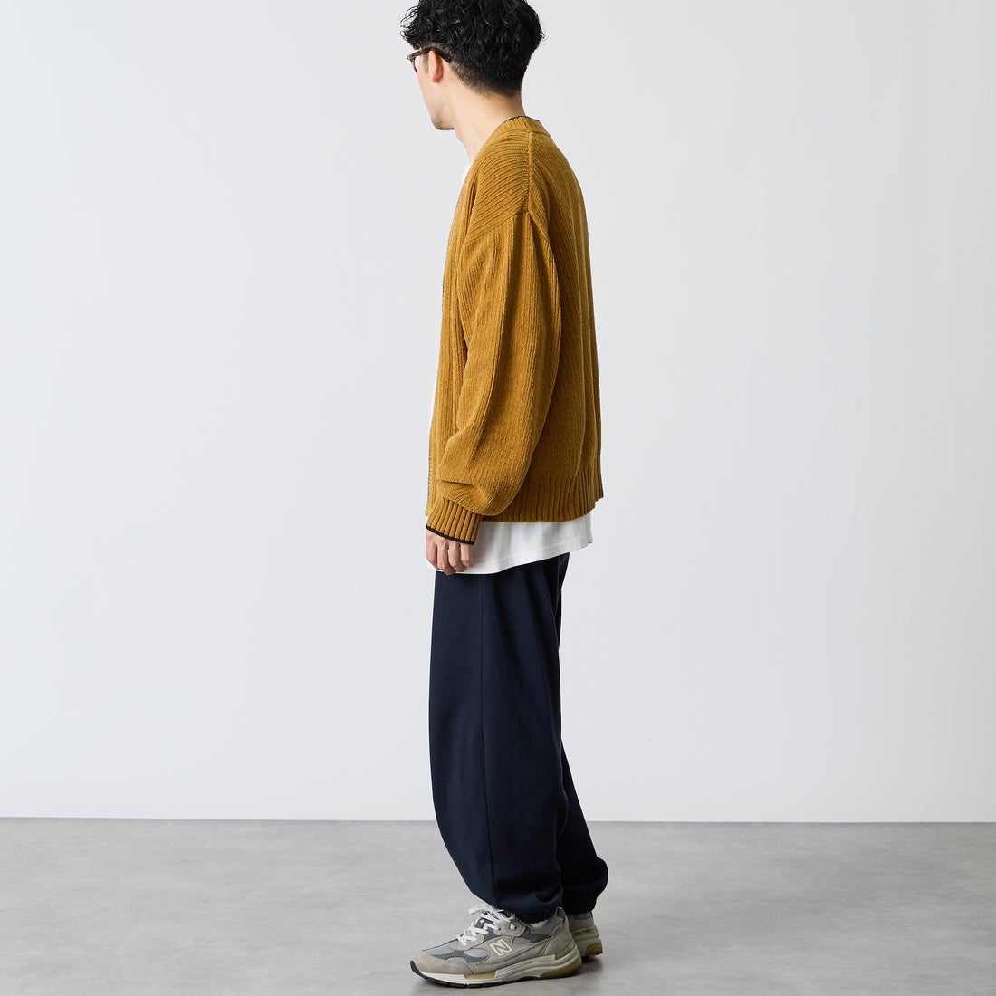 FRED PERRY [フレッドペリー] 別注 ワンポイントロゴ刺繍 Vネックモールニットカーディガン [FPM-26A-006JF] DARK CARAM &&モデル身長：168cm 着用サイズ：L&&