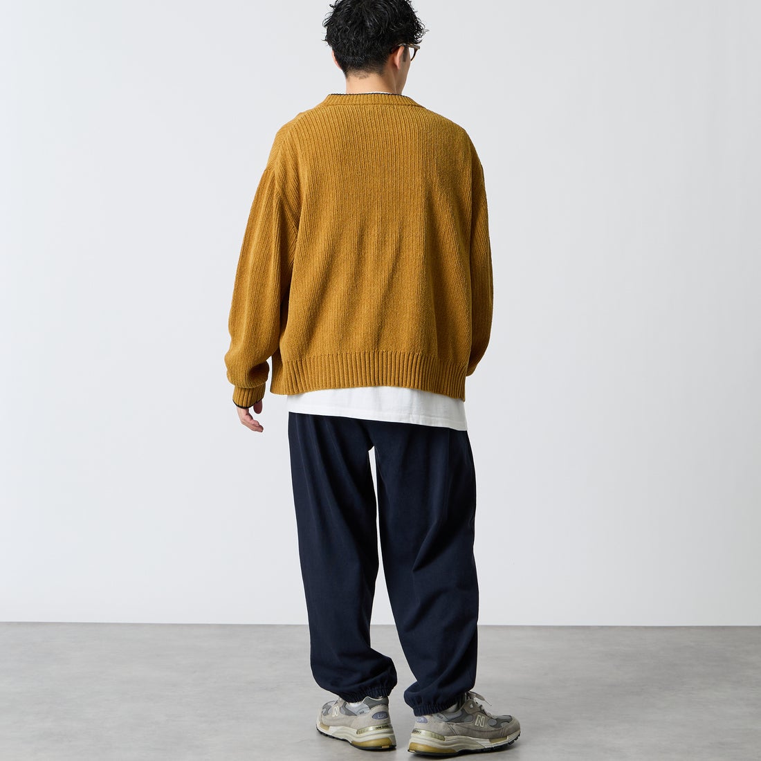 FRED PERRY [フレッドペリー] 別注 ワンポイントロゴ刺繍 Vネックモールニットカーディガン [FPM-26A-006JF] DARK CARAM &&モデル身長：168cm 着用サイズ：L&&