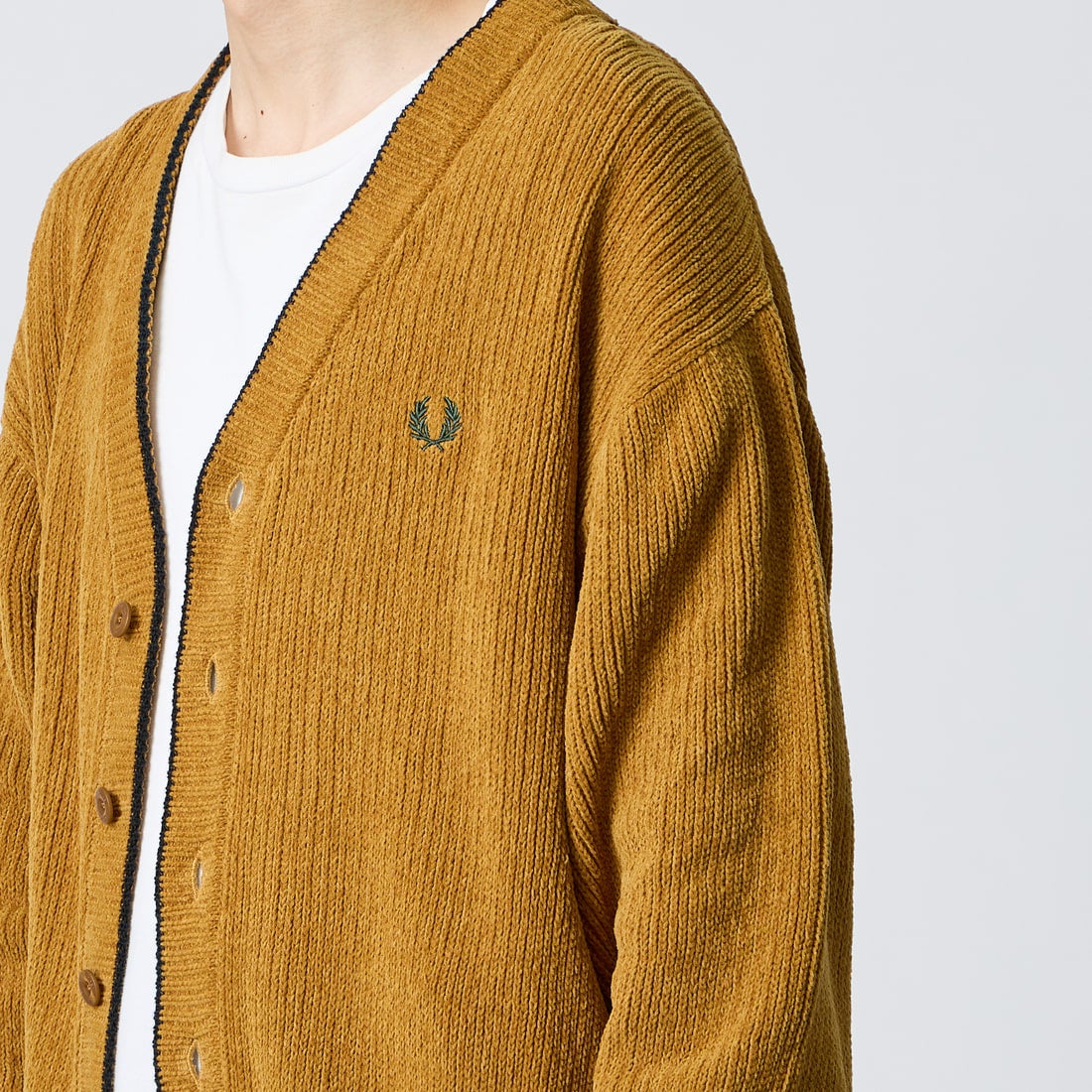 FRED PERRY [フレッドペリー] 別注 ワンポイントロゴ刺繍 Vネックモールニットカーディガン [FPM-26A-006JF] DARK CARAM &&モデル身長：168cm 着用サイズ：L&&