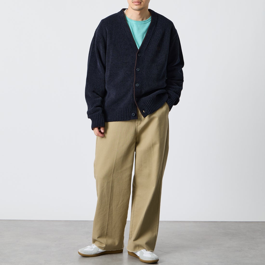 FRED PERRY [フレッドペリー] 別注 ワンポイントロゴ刺繍 Vネックモールニットカーディガン [FPM-26A-006JF] NAVY/RICH &&モデル身長：168cm 着用サイズ：L&&