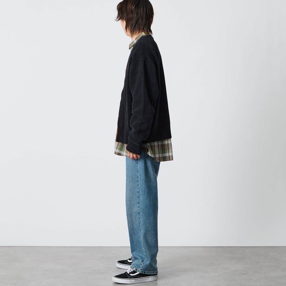 FRED PERRY [フレッドペリー] 別注 ワンポイントロゴ刺繍 Vネックモールニットカーディガン [FPM-26A-006JF] BLACK/DARK &&モデル身長：177cm 着用サイズ：L&&