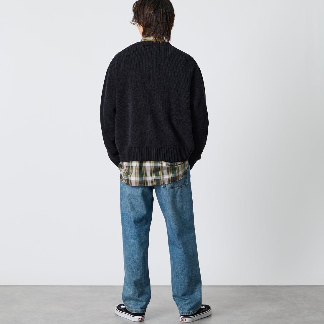 FRED PERRY [フレッドペリー] 別注 ワンポイントロゴ刺繍 Vネックモールニットカーディガン [FPM-26A-006JF] BLACK/DARK &&モデル身長：177cm 着用サイズ：L&&