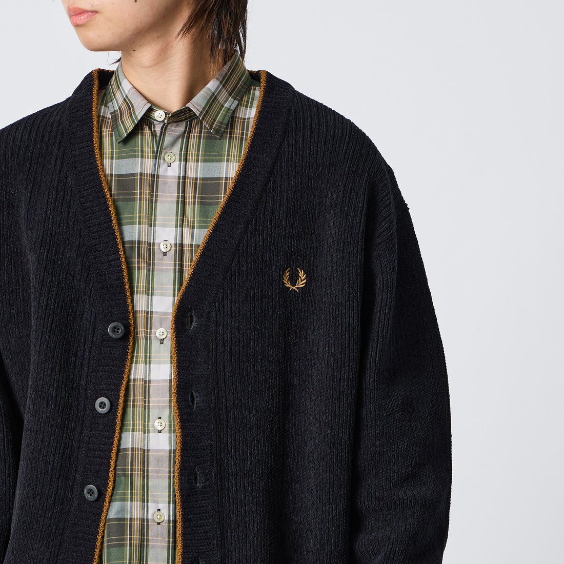 FRED PERRY [フレッドペリー] 別注 ワンポイントロゴ刺繍 Vネックモールニットカーディガン [FPM-26A-006JF] BLACK/DARK &&モデル身長：177cm 着用サイズ：L&&