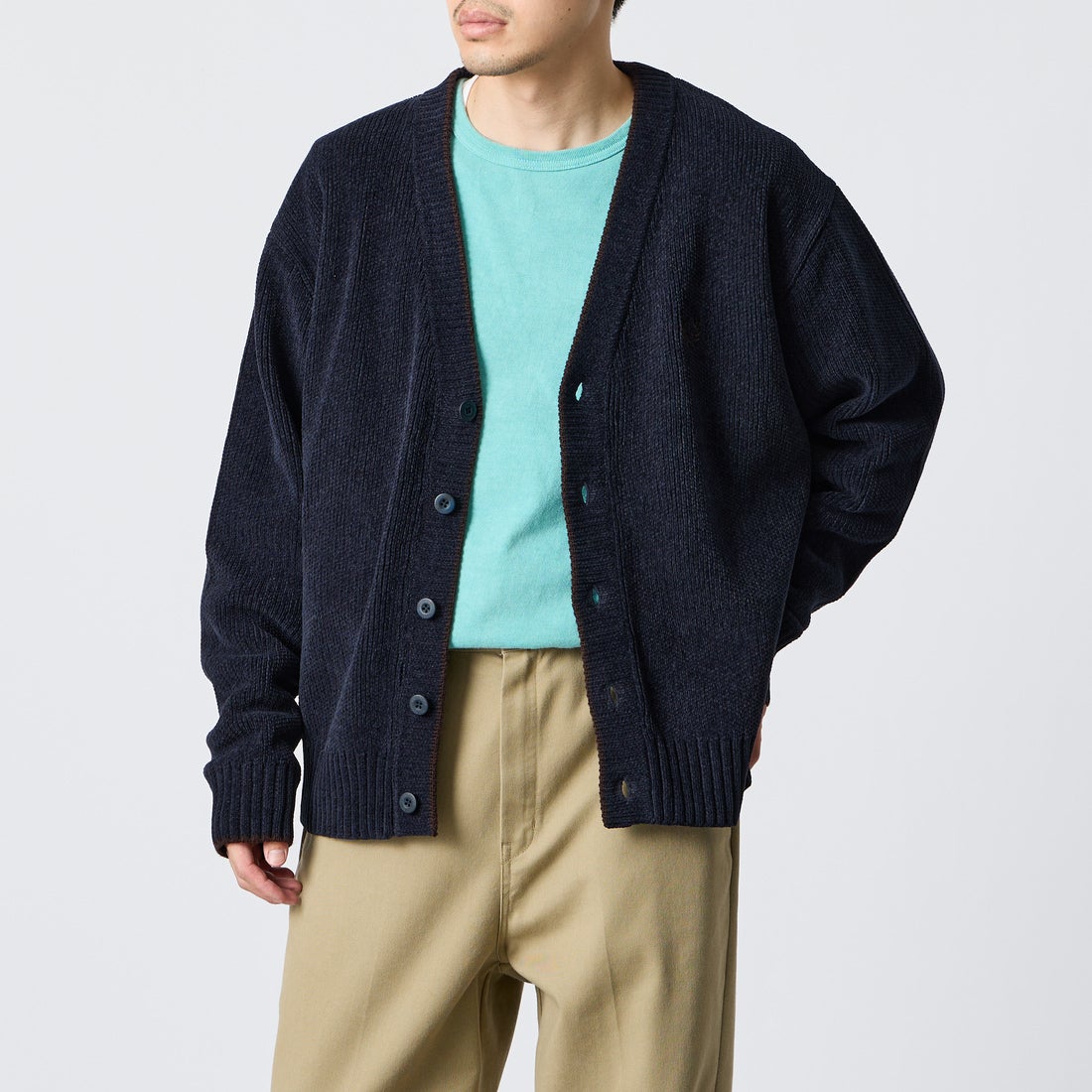 FRED PERRY [フレッドペリー] 別注 ワンポイントロゴ刺繍 Vネックモールニットカーディガン [FPM-26A-006JF] NAVY/RICH &&モデル身長：168cm 着用サイズ：L&&