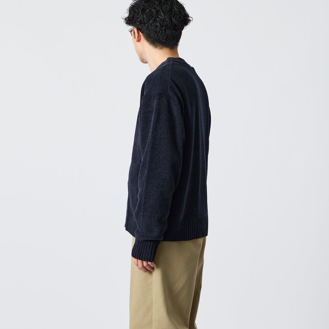 FRED PERRY [フレッドペリー] 別注 ワンポイントロゴ刺繍 Vネックモールニットカーディガン [FPM-26A-006JF] NAVY/RICH &&モデル身長：168cm 着用サイズ：L&&