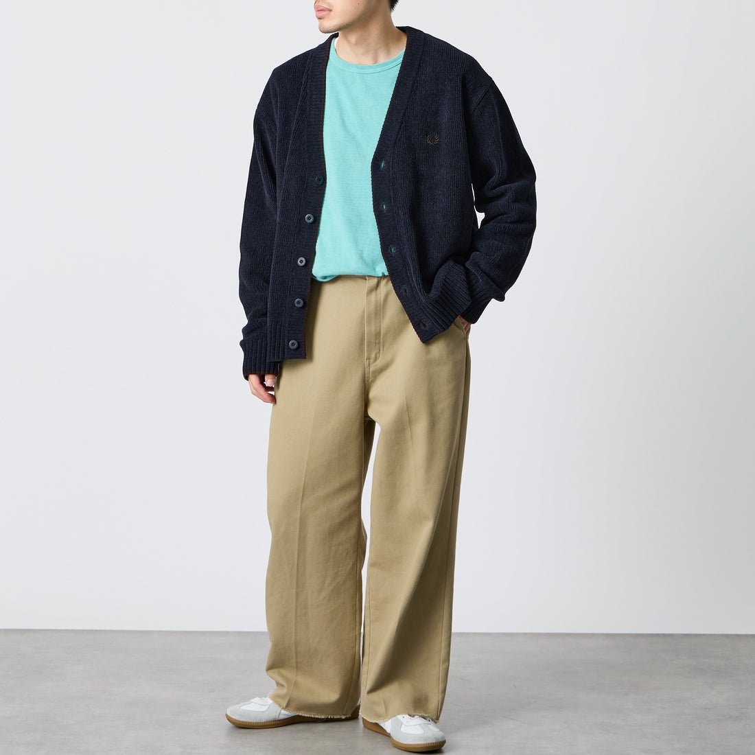 FRED PERRY [フレッドペリー] 別注 ワンポイントロゴ刺繍 Vネックモールニットカーディガン [FPM-26A-006JF] NAVY/RICH &&モデル身長：168cm 着用サイズ：L&&