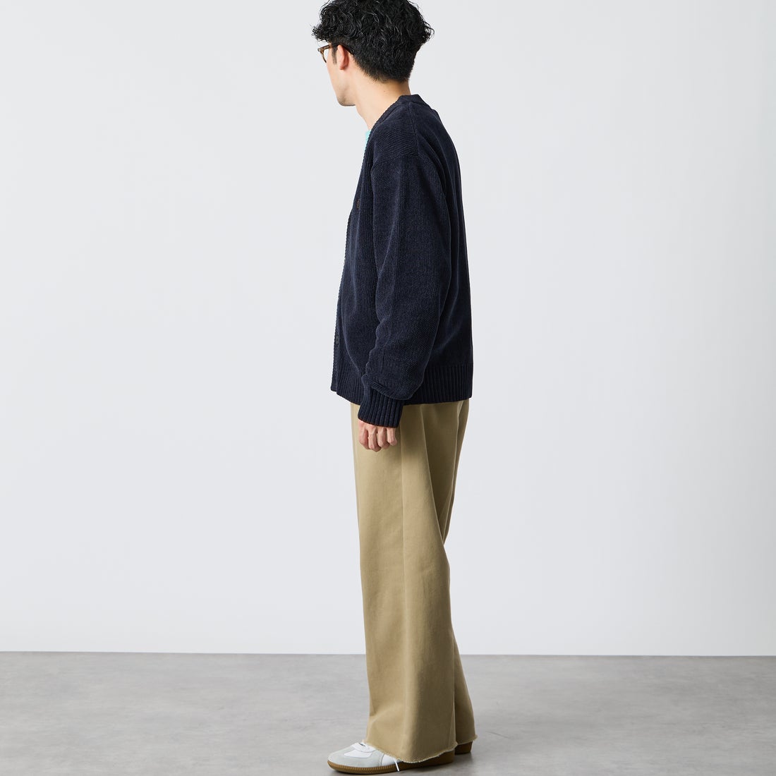 FRED PERRY [フレッドペリー] 別注 ワンポイントロゴ刺繍 Vネックモールニットカーディガン [FPM-26A-006JF] NAVY/RICH &&モデル身長：168cm 着用サイズ：L&&