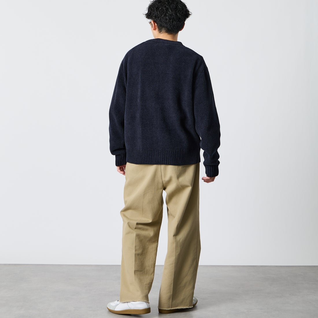 FRED PERRY [フレッドペリー] 別注 ワンポイントロゴ刺繍 Vネックモールニットカーディガン [FPM-26A-006JF] NAVY/RICH &&モデル身長：168cm 着用サイズ：L&&