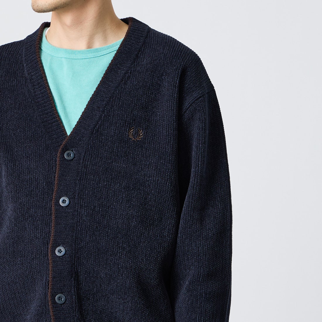FRED PERRY [フレッドペリー] 別注 ワンポイントロゴ刺繍 Vネックモールニットカーディガン [FPM-26A-006JF] NAVY/RICH &&モデル身長：168cm 着用サイズ：L&&