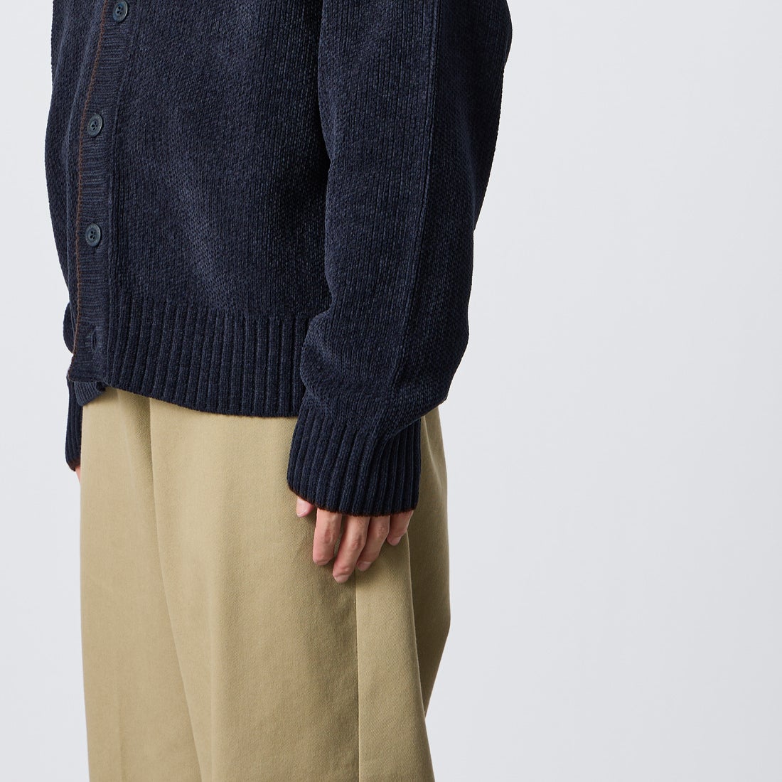 FRED PERRY [フレッドペリー] 別注 ワンポイントロゴ刺繍 Vネックモールニットカーディガン [FPM-26A-006JF] NAVY/RICH &&モデル身長：168cm 着用サイズ：L&&