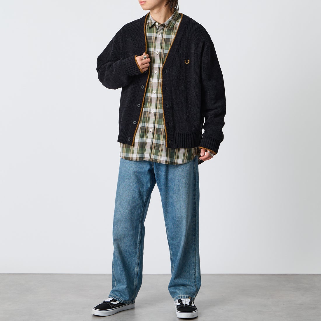FRED PERRY [フレッドペリー] 別注 ワンポイントロゴ刺繍 Vネックモールニットカーディガン [FPM-26A-006JF] BLACK/DARK &&モデル身長：177cm 着用サイズ：L&&
