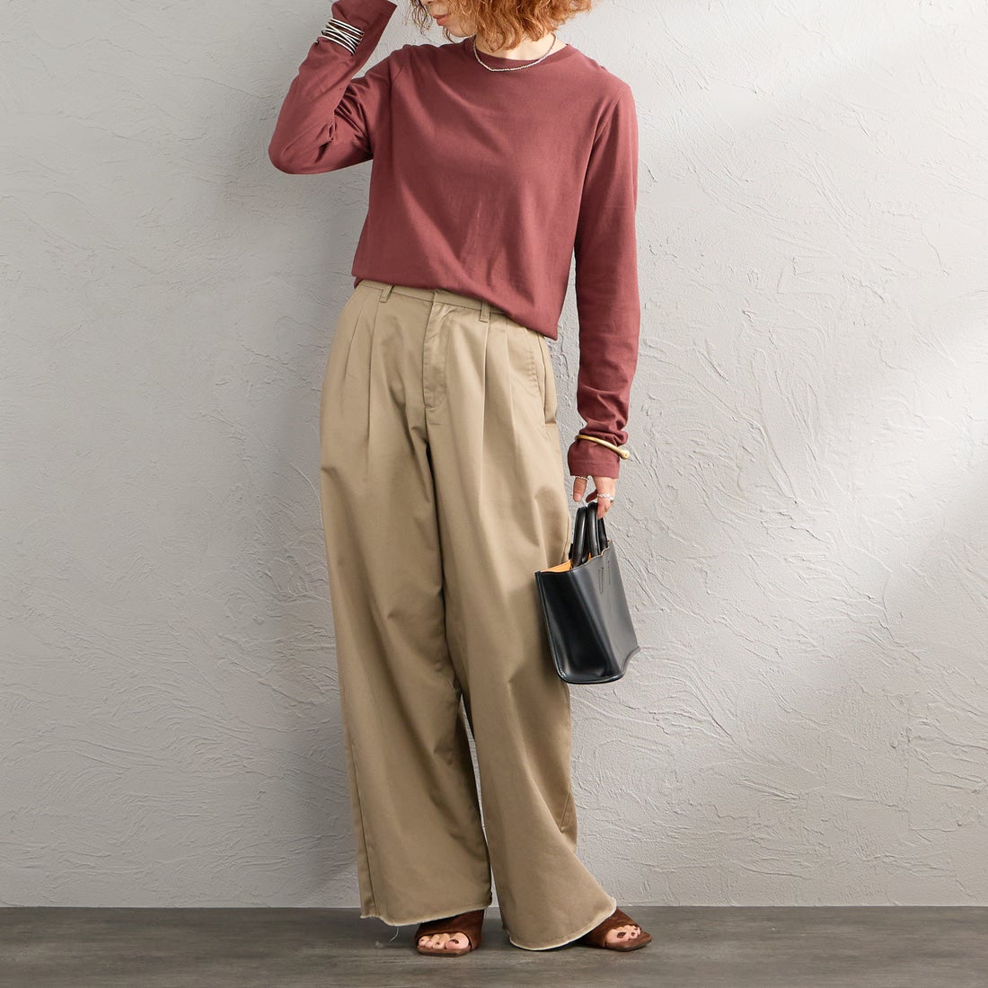 Hanes [ヘインズ] 2P FOR HER ジャパンフィットロングスリーブパックTシャツ [HW4-E104] 867 BR/PNK &&モデル身長：158cm 着用サイズ：M&&