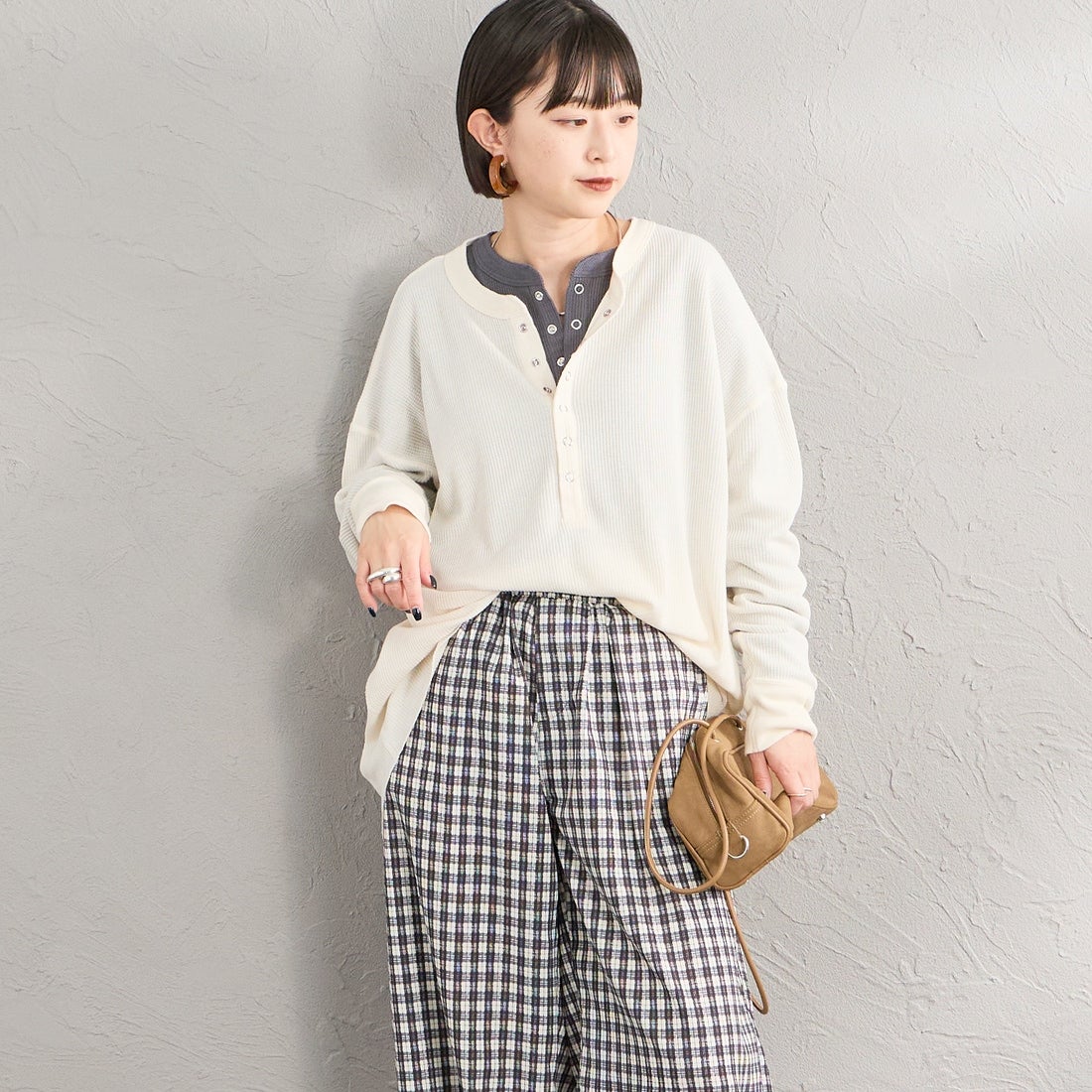 Hanes [ヘインズ] ヘンリーネック サーマルカットソー [HW4-E102] 020 OFF WH &&モデル身長：150cm 着用サイズ：M&&