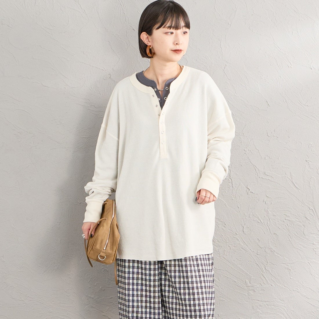 Hanes [ヘインズ] ヘンリーネック サーマルカットソー [HW4-E102] 020 OFF WH &&モデル身長：150cm 着用サイズ：M&&