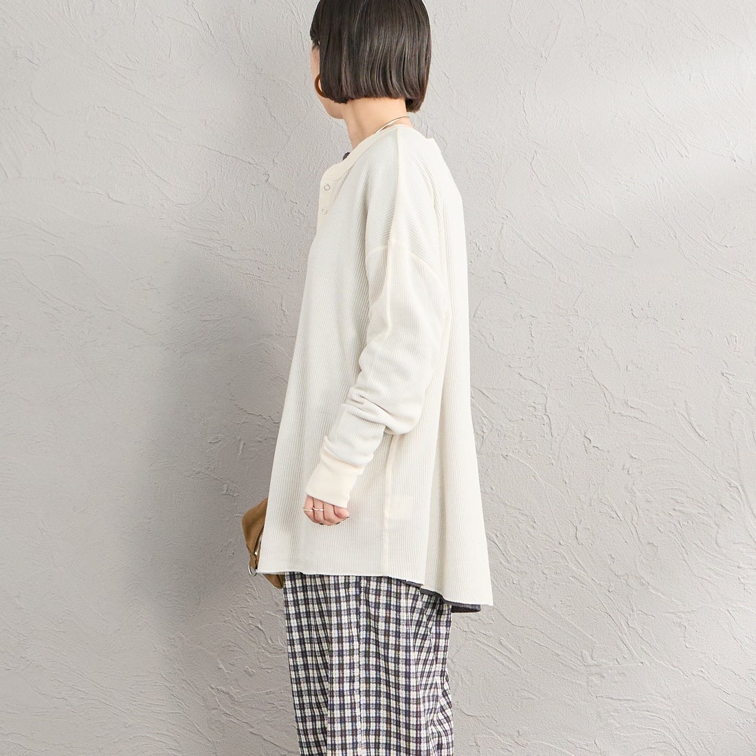 Hanes [ヘインズ] ヘンリーネック サーマルカットソー [HW4-E102] 020 OFF WH &&モデル身長：150cm 着用サイズ：M&&