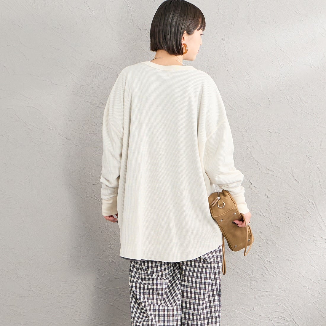 Hanes [ヘインズ] ヘンリーネック サーマルカットソー [HW4-E102] 020 OFF WH &&モデル身長：150cm 着用サイズ：M&&