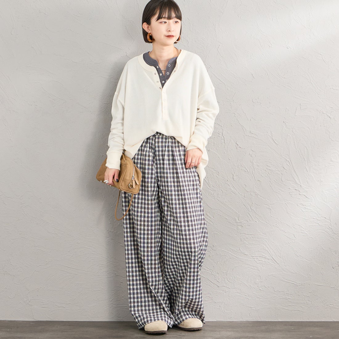 Hanes [ヘインズ] ヘンリーネック サーマルカットソー [HW4-E102] 020 OFF WH &&モデル身長：150cm 着用サイズ：M&&