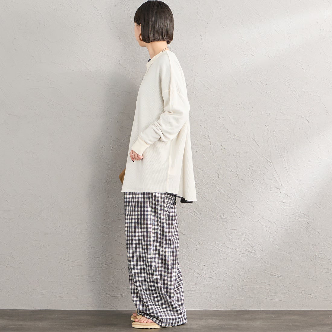 Hanes [ヘインズ] ヘンリーネック サーマルカットソー [HW4-E102] 020 OFF WH &&モデル身長：150cm 着用サイズ：M&&