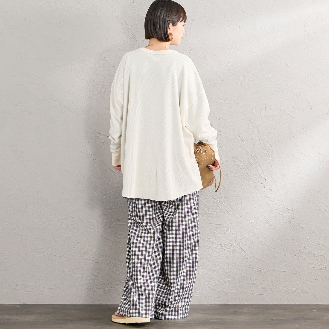 Hanes [ヘインズ] ヘンリーネック サーマルカットソー [HW4-E102] 020 OFF WH &&モデル身長：150cm 着用サイズ：M&&
