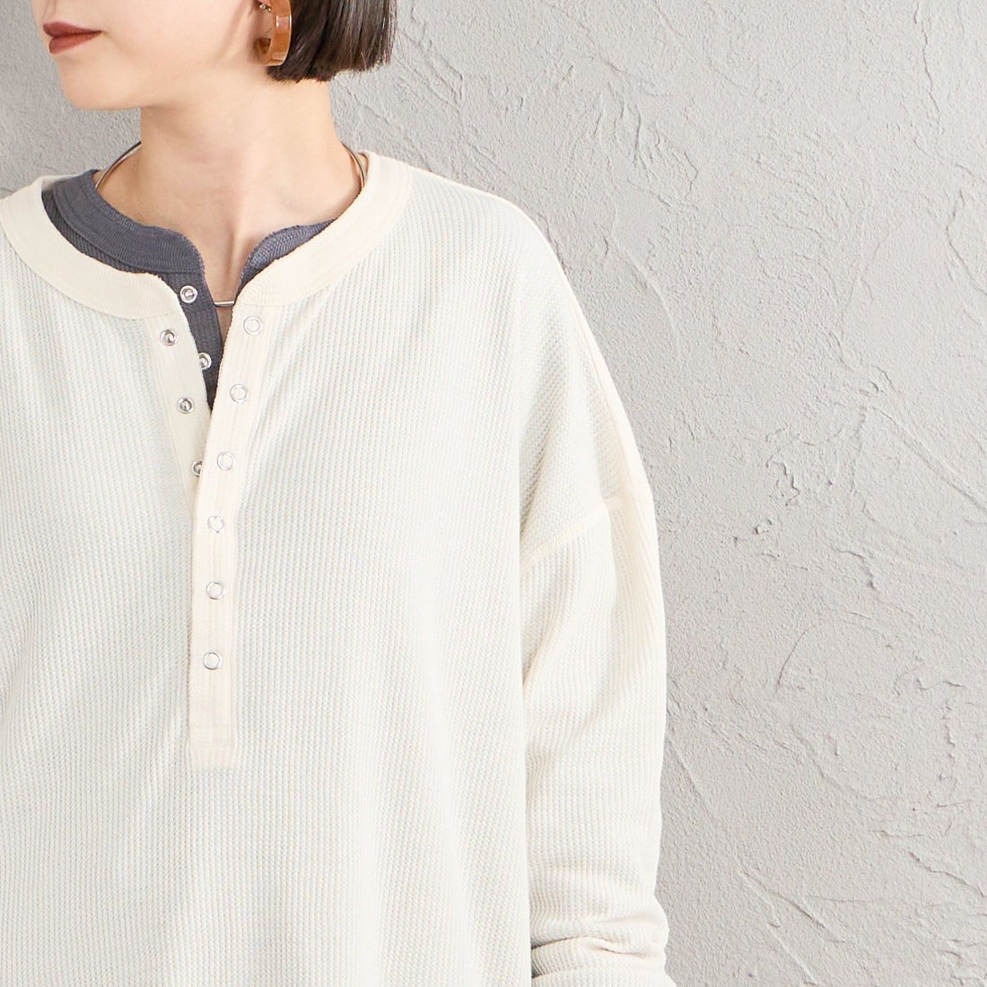 Hanes [ヘインズ] ヘンリーネック サーマルカットソー [HW4-E102] 020 OFF WH &&モデル身長：150cm 着用サイズ：M&&