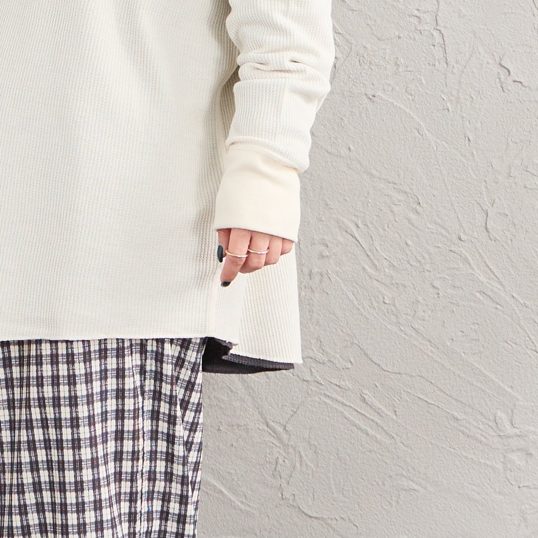 Hanes [ヘインズ] ヘンリーネック サーマルカットソー [HW4-E102] 020 OFF WH &&モデル身長：150cm 着用サイズ：M&&