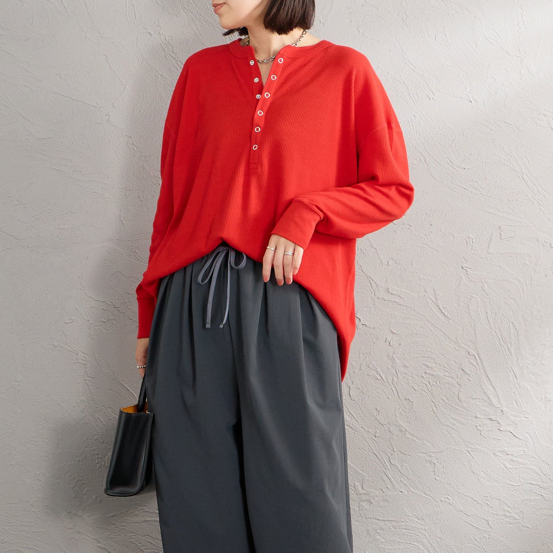 Hanes [ヘインズ] ヘンリーネック サーマルカットソー [HW4-E102] 940 RED &&モデル身長：160cm 着用サイズ：M&&