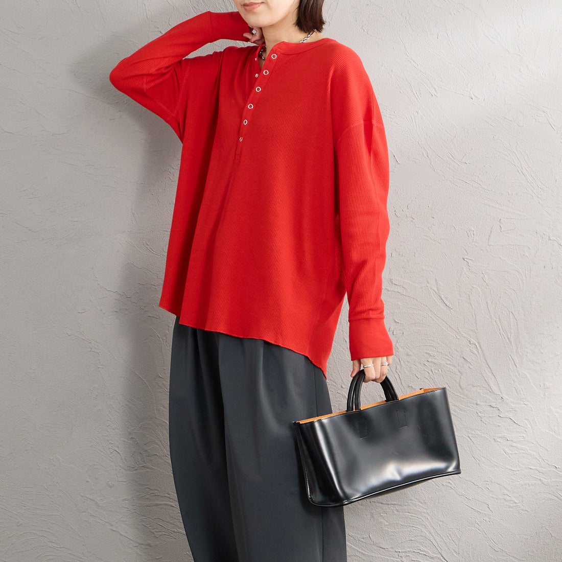 Hanes [ヘインズ] ヘンリーネック サーマルカットソー [HW4-E102] 940 RED &&モデル身長：160cm 着用サイズ：M&&