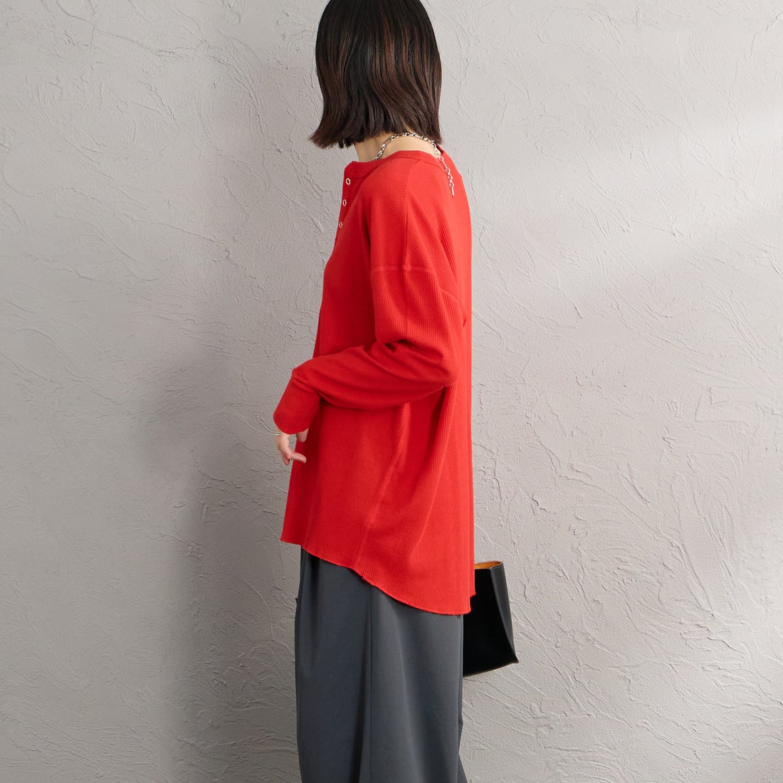 Hanes [ヘインズ] ヘンリーネック サーマルカットソー [HW4-E102] 940 RED &&モデル身長：160cm 着用サイズ：M&&
