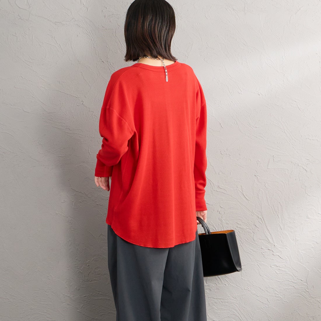 Hanes [ヘインズ] ヘンリーネック サーマルカットソー [HW4-E102] 940 RED &&モデル身長：160cm 着用サイズ：M&&