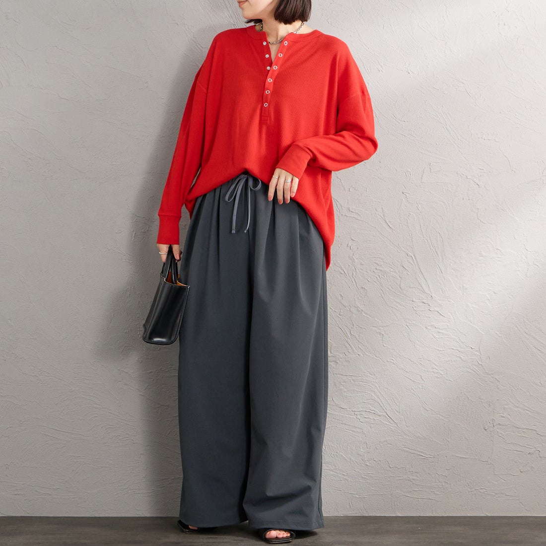 Hanes [ヘインズ] ヘンリーネック サーマルカットソー [HW4-E102] 940 RED &&モデル身長：160cm 着用サイズ：M&&