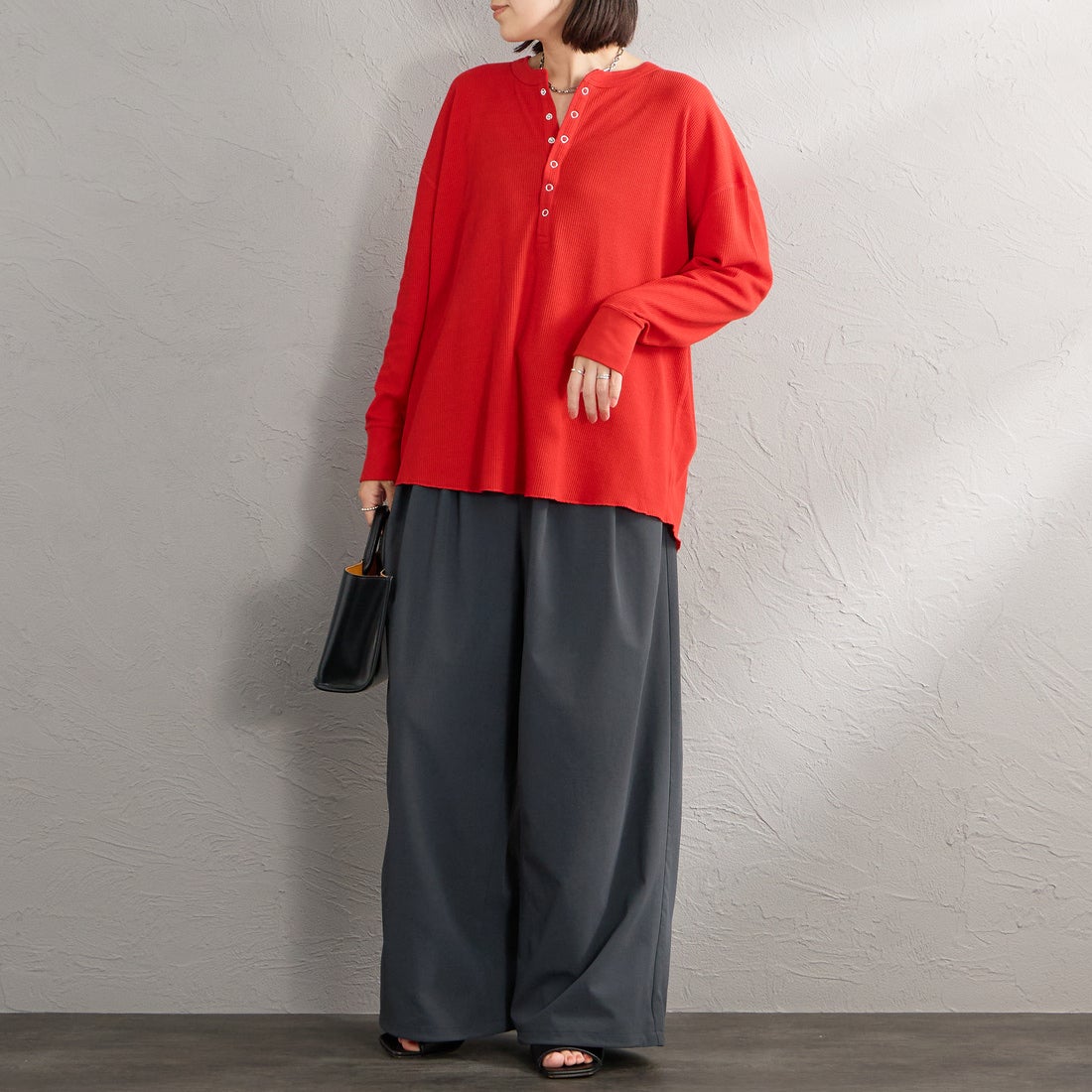 Hanes [ヘインズ] ヘンリーネック サーマルカットソー [HW4-E102] 940 RED &&モデル身長：160cm 着用サイズ：M&&