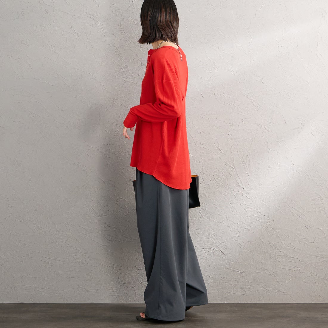 Hanes [ヘインズ] ヘンリーネック サーマルカットソー [HW4-E102] 940 RED &&モデル身長：160cm 着用サイズ：M&&