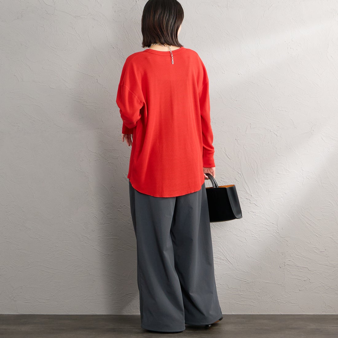 Hanes [ヘインズ] ヘンリーネック サーマルカットソー [HW4-E102] 940 RED &&モデル身長：160cm 着用サイズ：M&&