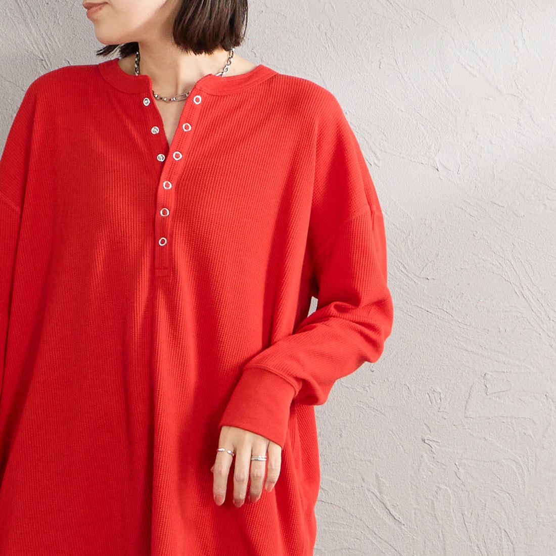Hanes [ヘインズ] ヘンリーネック サーマルカットソー [HW4-E102] 940 RED &&モデル身長：160cm 着用サイズ：M&&