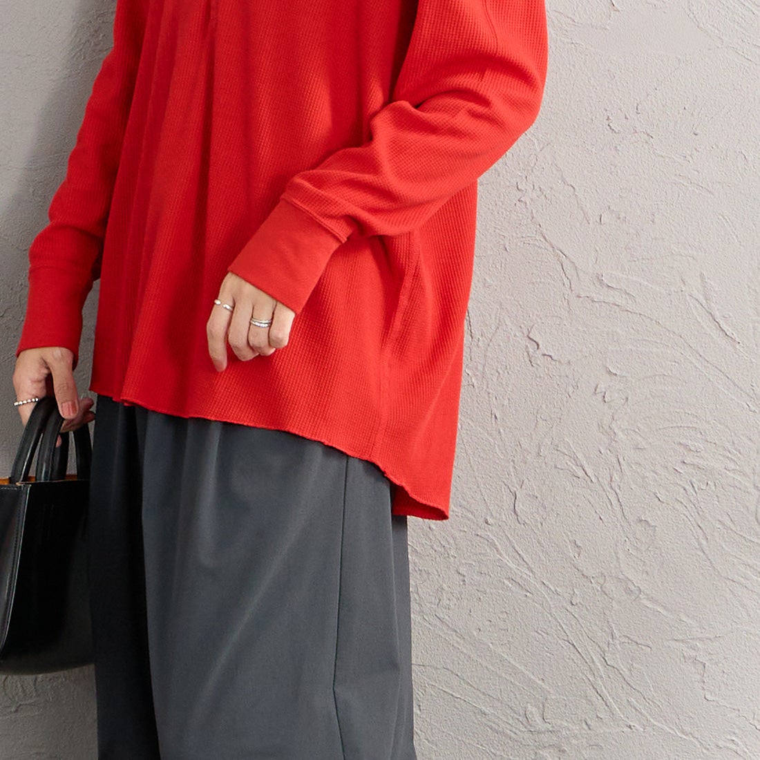 Hanes [ヘインズ] ヘンリーネック サーマルカットソー [HW4-E102] 940 RED &&モデル身長：160cm 着用サイズ：M&&