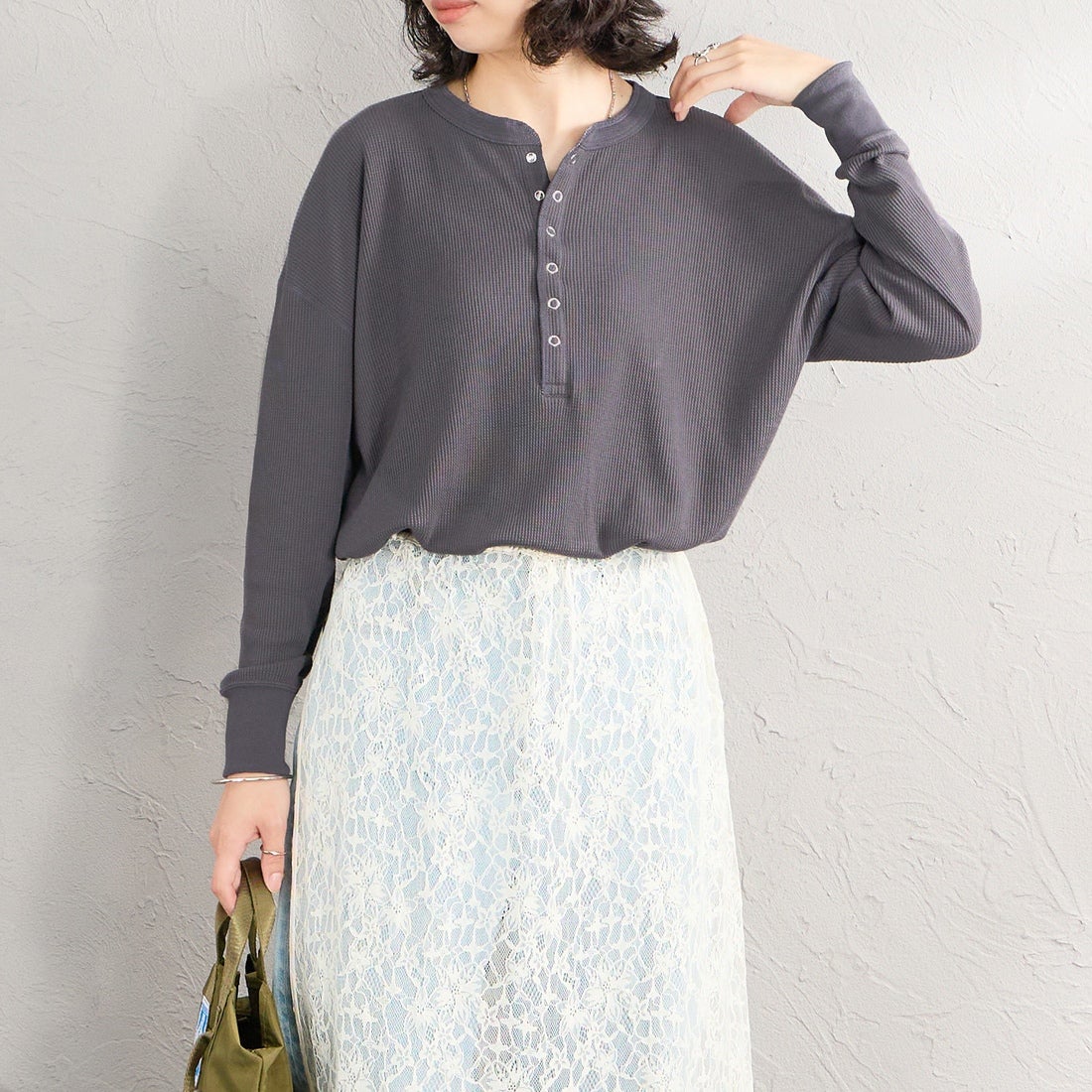 Hanes [ヘインズ] ヘンリーネック サーマルカットソー [HW4-E102] 050 M.GRAY &&モデル身長：162cm 着用サイズ：M&&