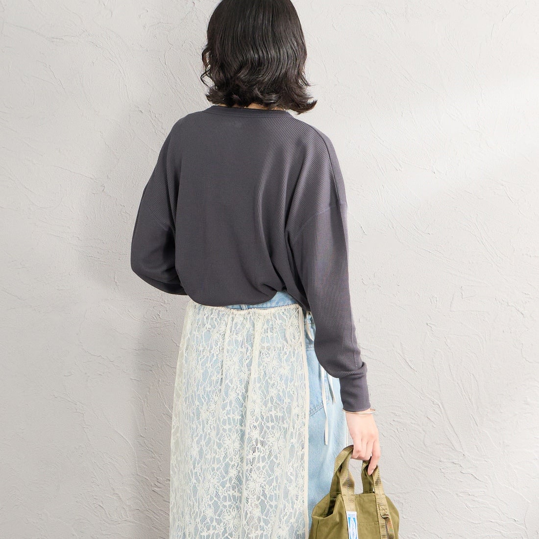 Hanes [ヘインズ] ヘンリーネック サーマルカットソー [HW4-E102] 050 M.GRAY &&モデル身長：162cm 着用サイズ：M&&