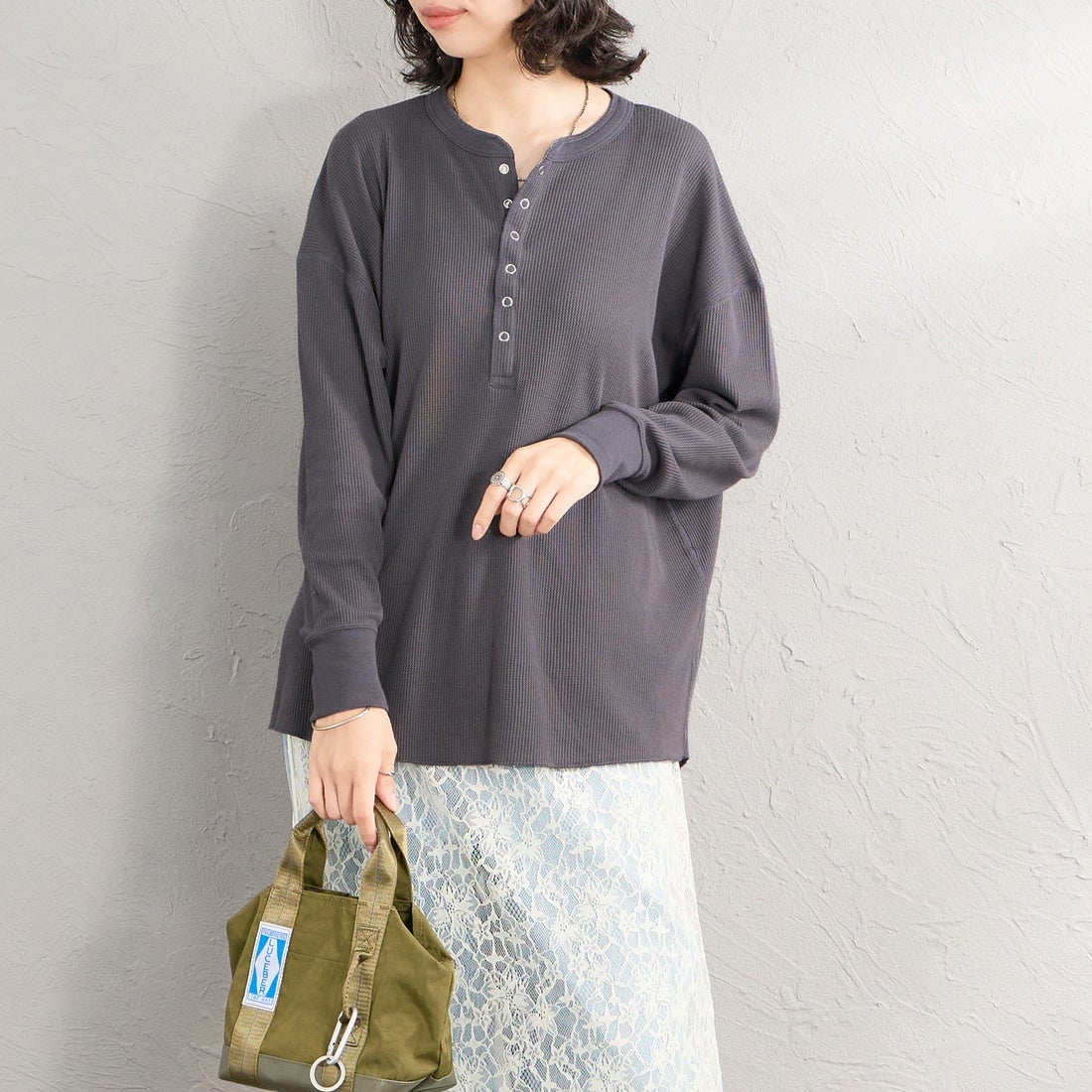 Hanes [ヘインズ] ヘンリーネック サーマルカットソー [HW4-E102] 050 M.GRAY &&モデル身長：162cm 着用サイズ：M&&