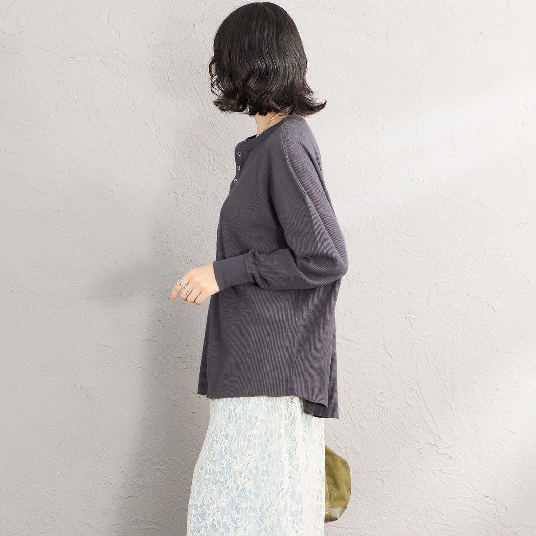 Hanes [ヘインズ] ヘンリーネック サーマルカットソー [HW4-E102] 050 M.GRAY &&モデル身長：162cm 着用サイズ：M&&