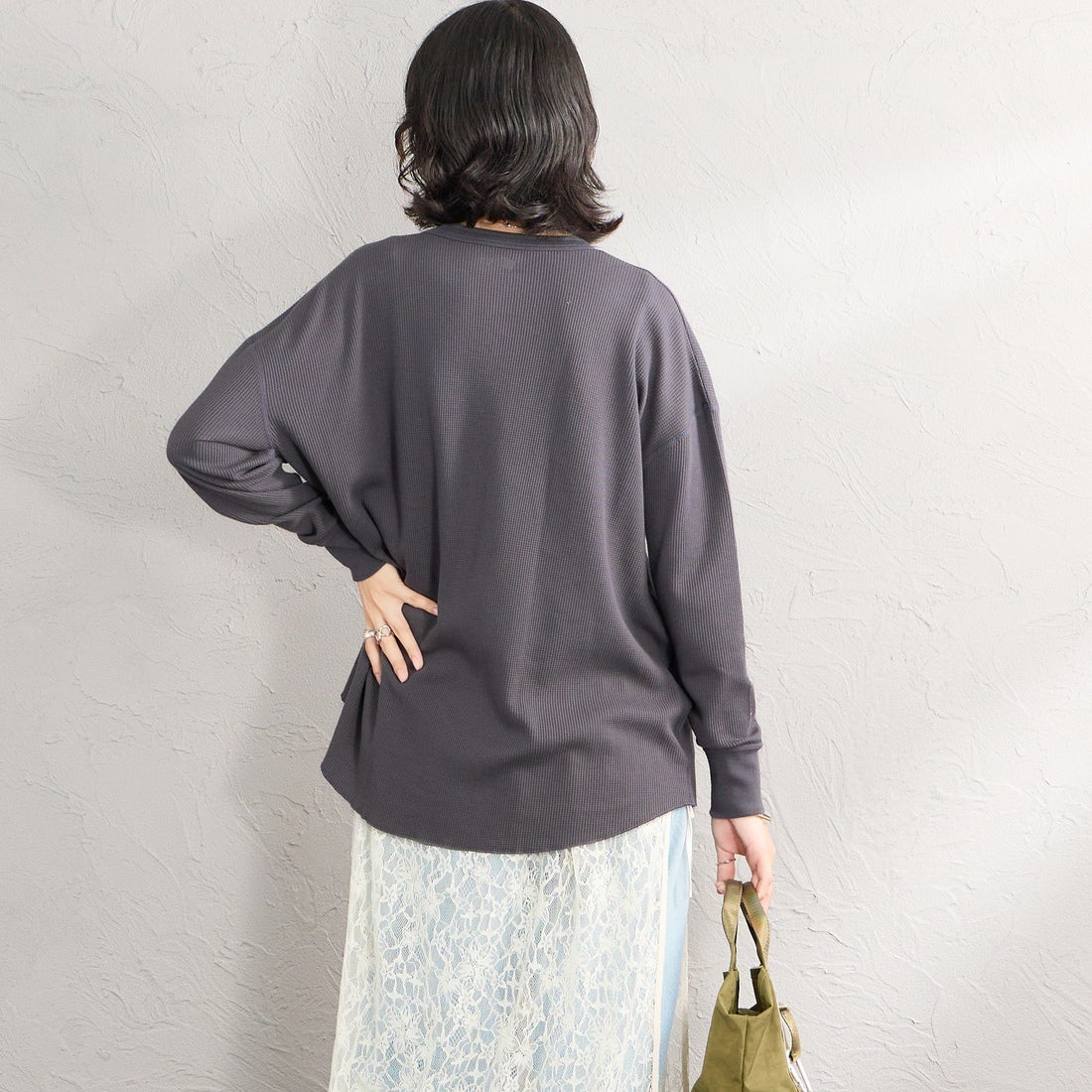 Hanes [ヘインズ] ヘンリーネック サーマルカットソー [HW4-E102] 050 M.GRAY &&モデル身長：162cm 着用サイズ：M&&