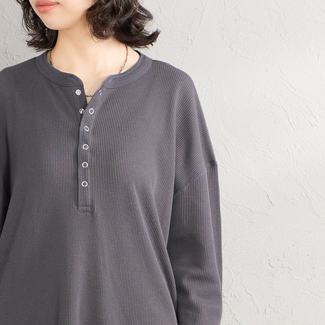 Hanes [ヘインズ] ヘンリーネック サーマルカットソー [HW4-E102] 050 M.GRAY &&モデル身長：162cm 着用サイズ：M&&