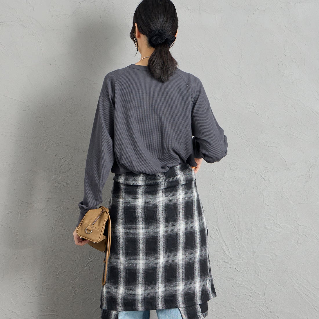 Hanes [ヘインズ] サーマル クルーネックロングスリーブカットソー [HW4-E101] 050 M.GRAY &&モデル身長：162cm 着用サイズ：M&&
