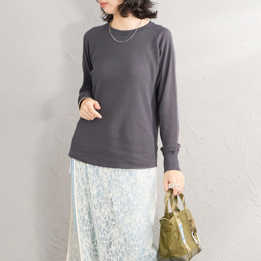 Hanes [ヘインズ] サーマル クルーネックロングスリーブカットソー [HW4-E101] 050 M.GRAY &&モデル身長：162cm 着用サイズ：M&&