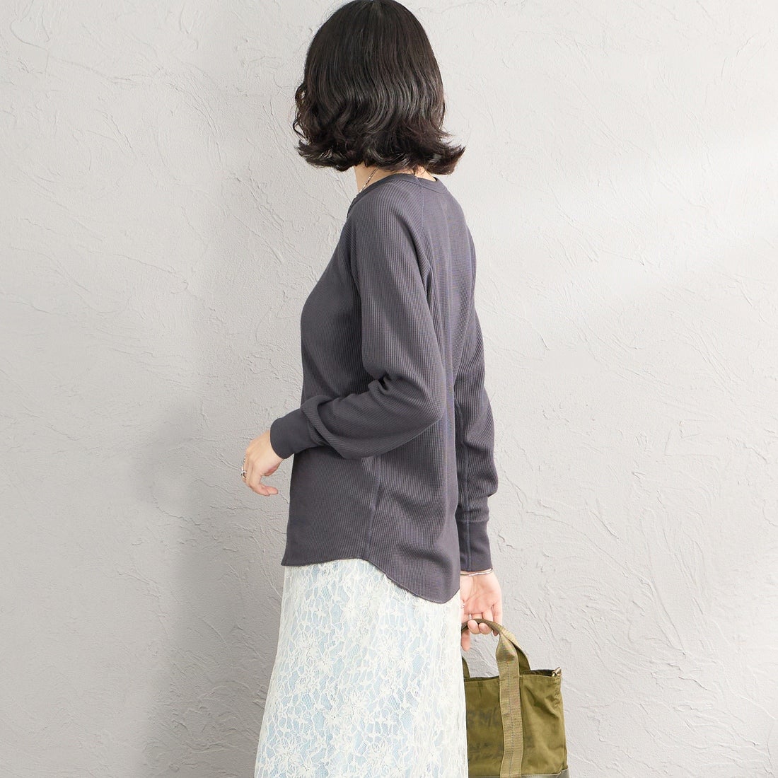 Hanes [ヘインズ] サーマル クルーネックロングスリーブカットソー [HW4-E101] 050 M.GRAY &&モデル身長：162cm 着用サイズ：M&&
