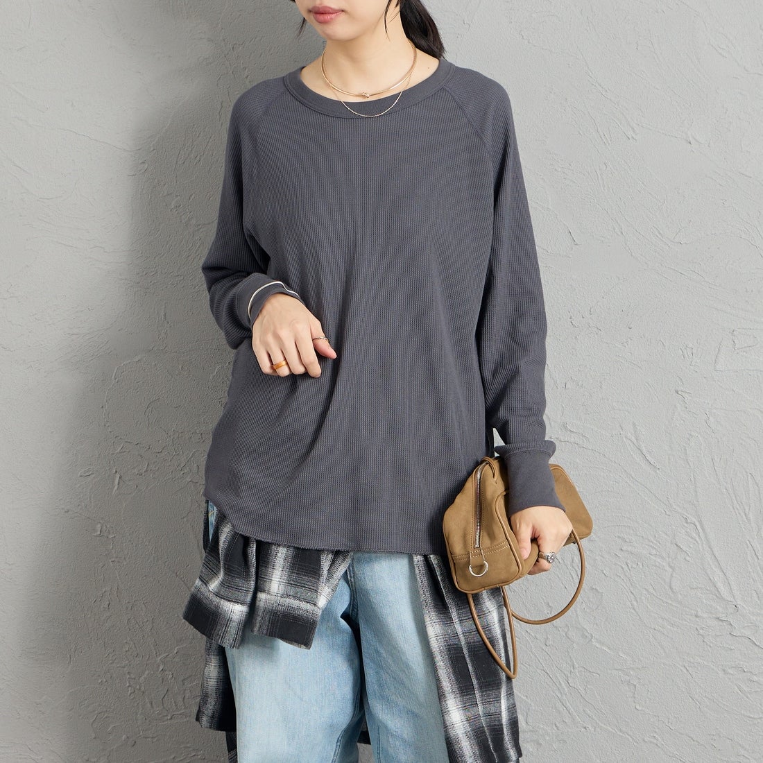 Hanes [ヘインズ] サーマル クルーネックロングスリーブカットソー [HW4-E101] 050 M.GRAY &&モデル身長：162cm 着用サイズ：M&&