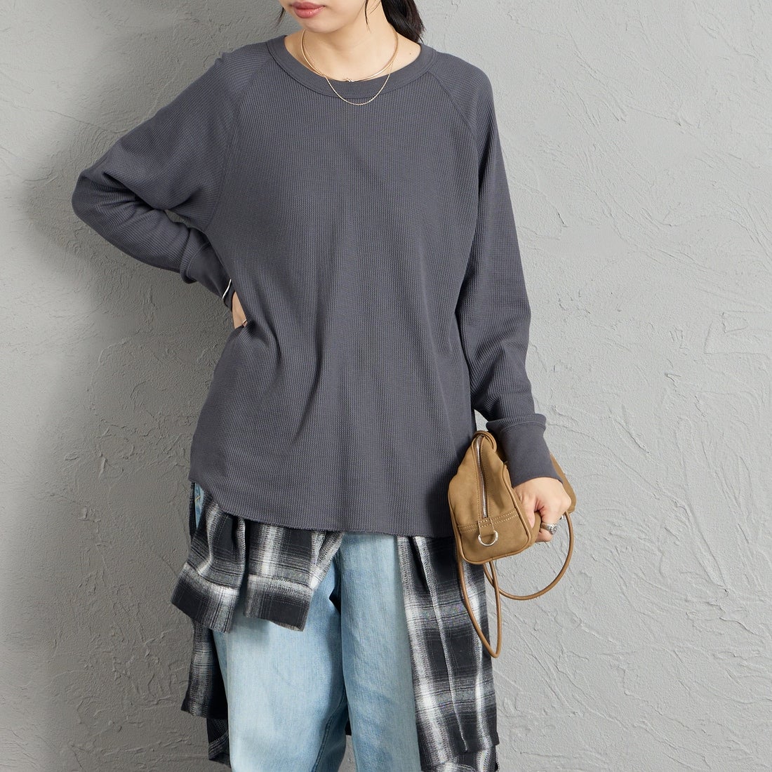 Hanes [ヘインズ] サーマル クルーネックロングスリーブカットソー [HW4-E101] 050 M.GRAY &&モデル身長：162cm 着用サイズ：M&&